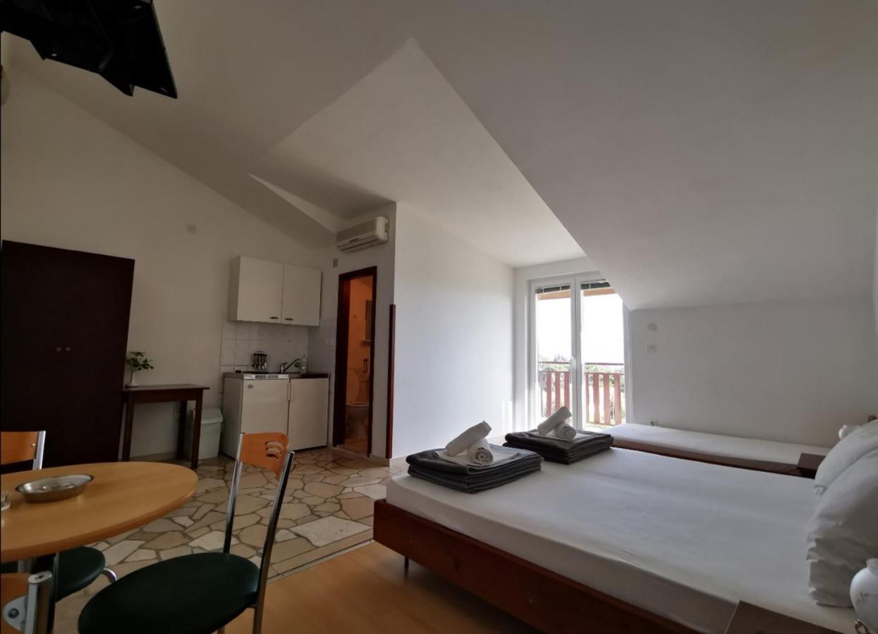 Apartments Plazibat Škrip Екстериор снимка