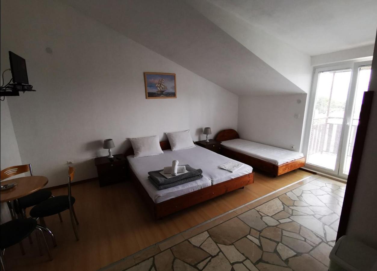 Apartments Plazibat Škrip Екстериор снимка