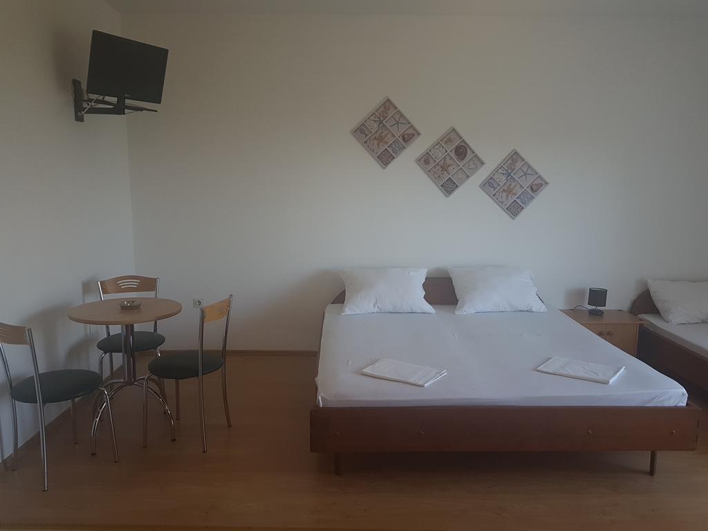 Apartments Plazibat Škrip Екстериор снимка