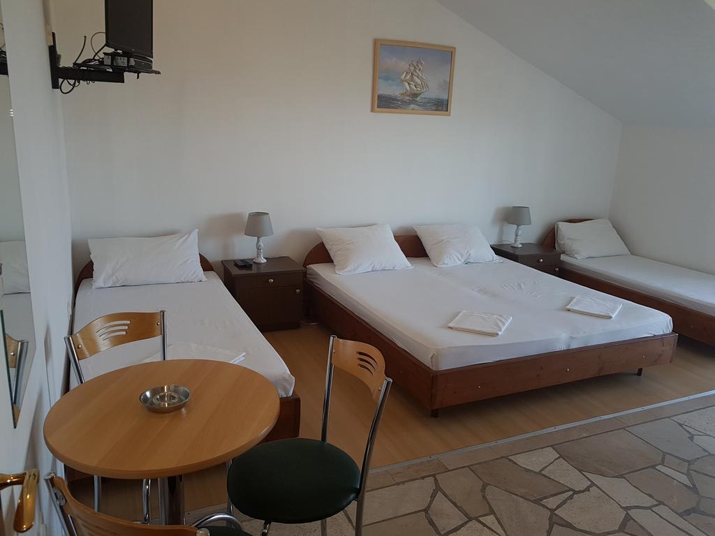 Apartments Plazibat Škrip Екстериор снимка