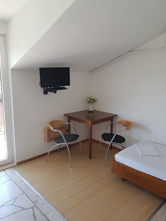 Apartments Plazibat Škrip Екстериор снимка